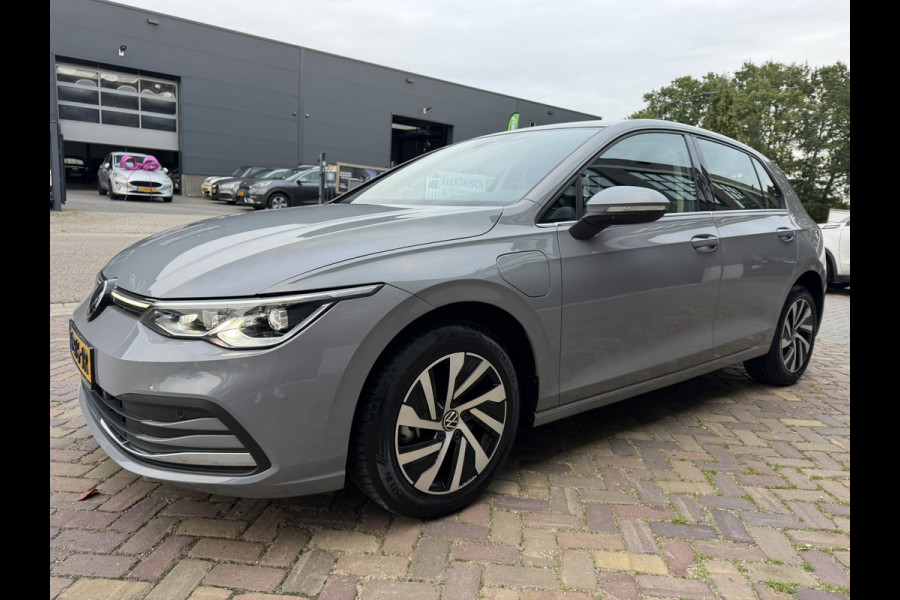 Volkswagen Golf 1.4 eHybrid Style / 204 PK / Camera / Comfort-Winter-Multimedia PAKKET / NAVI / 1e Eigenaar / NED-Golf