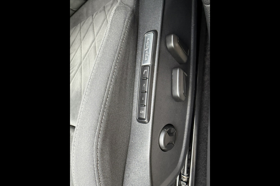 Volkswagen Golf 1.4 eHybrid Style / 204 PK / Camera / Comfort-Winter-Multimedia PAKKET / NAVI / 1e Eigenaar / NED-Golf