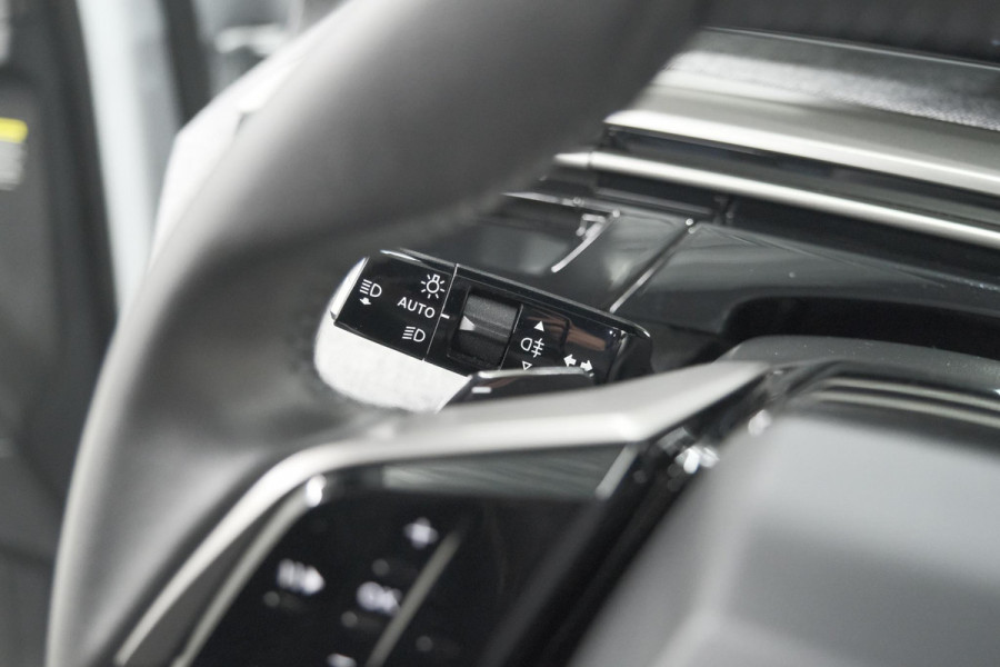Peugeot 5008 Hybrid 136 e-DCS6 Allure | 7 Zitplaatsen | Camera | Stoelverwarming | Panoramic Navigation pack