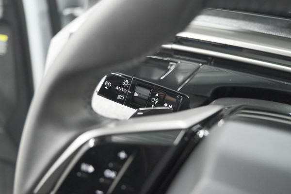 Peugeot 5008 Hybrid 136 e-DCS6 Allure | 7 Zitplaatsen | Camera | Stoelverwarming | Panoramic Navigation pack