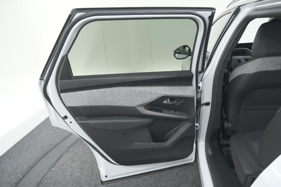 Peugeot 5008 Hybrid 136 e-DCS6 Allure | 7 Zitplaatsen | Camera | Stoelverwarming | Panoramic Navigation pack