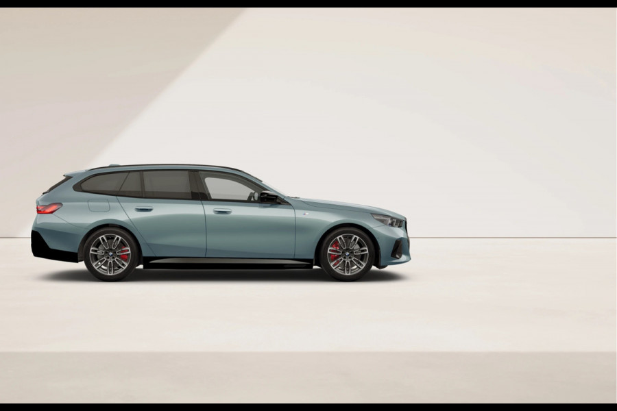 BMW i5 Touring M60 xDrive - Pano - Head-up - Adaptief Onderstel Prof