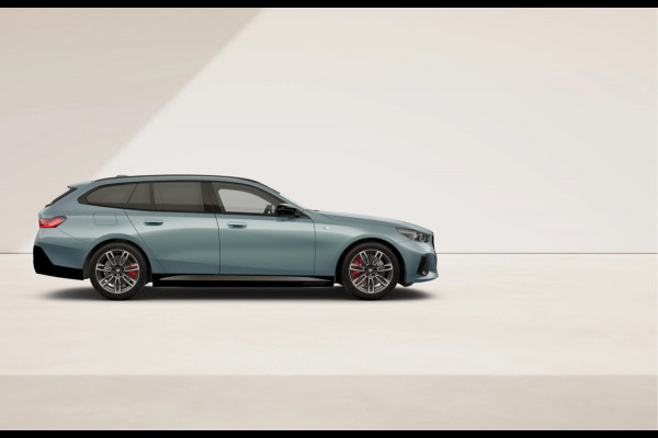 BMW i5 Touring M60 xDrive - Pano - Head-up - Adaptief Onderstel Prof