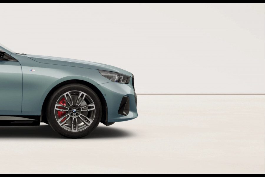 BMW i5 Touring M60 xDrive - Pano - Head-up - Adaptief Onderstel Prof