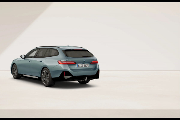 BMW i5 Touring M60 xDrive - Pano - Head-up - Adaptief Onderstel Prof