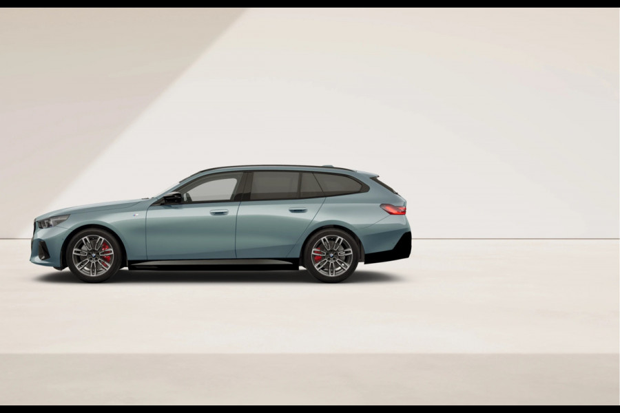 BMW i5 Touring M60 xDrive - Pano - Head-up - Adaptief Onderstel Prof