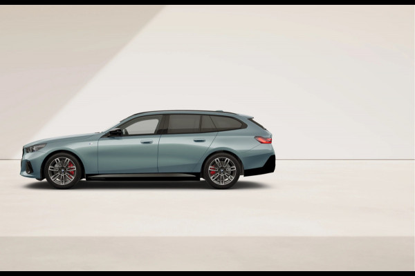 BMW i5 Touring M60 xDrive - Pano - Head-up - Adaptief Onderstel Prof