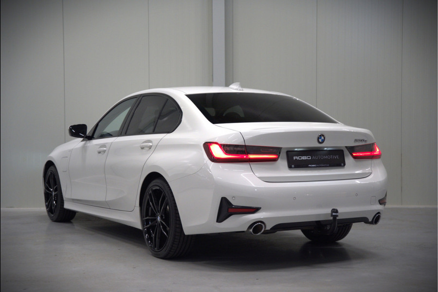 BMW 3-serie 330e eDrive Edition High Executive | Stoelverwarming | Navigatie | Apple Carplay | Parkeersensoren | Keyless | Cruise Control | LED | Leer | Trekhaak | Climate Control | SOH 89%