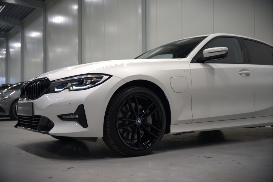 BMW 3-serie 330e eDrive Edition High Executive | Stoelverwarming | Navigatie | Apple Carplay | Parkeersensoren | Keyless | Cruise Control | LED | Leer | Trekhaak | Climate Control | SOH 89%