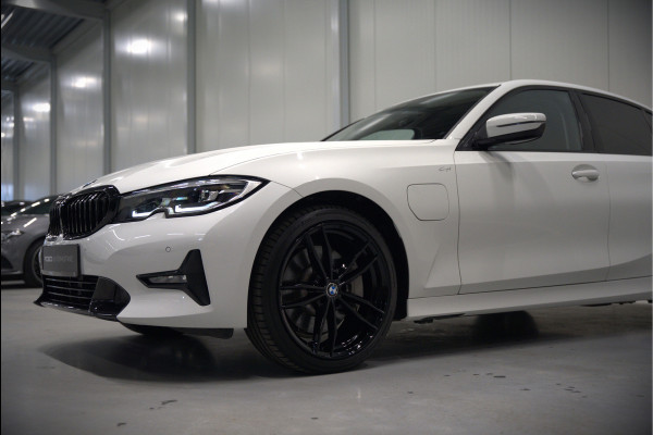 BMW 3-serie 330e eDrive Edition High Executive | Stoelverwarming | Navigatie | Apple Carplay | Parkeersensoren | Keyless | Cruise Control | LED | Leer | Trekhaak | Climate Control | SOH 89%