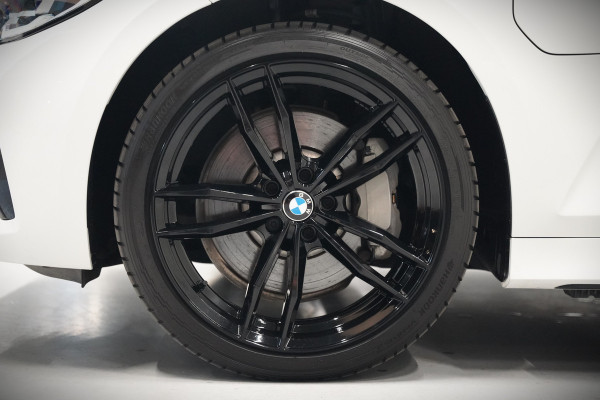 BMW 3-serie 330e eDrive Edition High Executive | Stoelverwarming | Navigatie | Apple Carplay | Parkeersensoren | Keyless | Cruise Control | LED | Leer | Trekhaak | Climate Control | SOH 89%