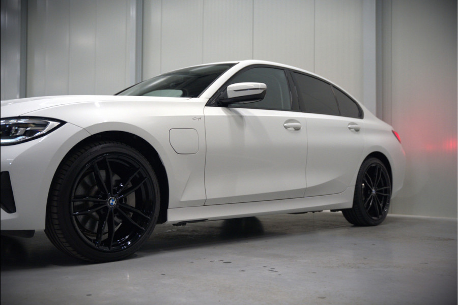 BMW 3-serie 330e eDrive Edition High Executive | Stoelverwarming | Navigatie | Apple Carplay | Parkeersensoren | Keyless | Cruise Control | LED | Leer | Trekhaak | Climate Control | SOH 89%