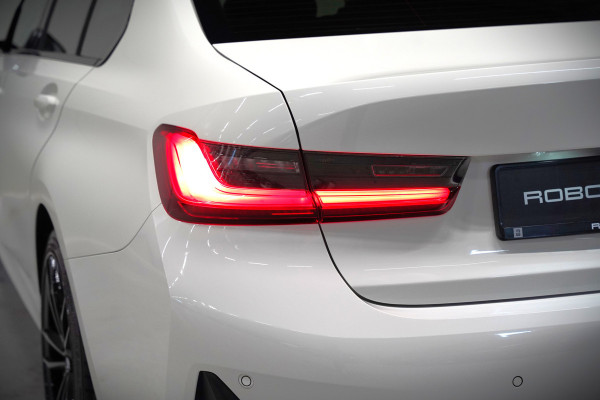 BMW 3-serie 330e eDrive Edition High Executive | Stoelverwarming | Navigatie | Apple Carplay | Parkeersensoren | Keyless | Cruise Control | LED | Leer | Trekhaak | Climate Control | SOH 89%