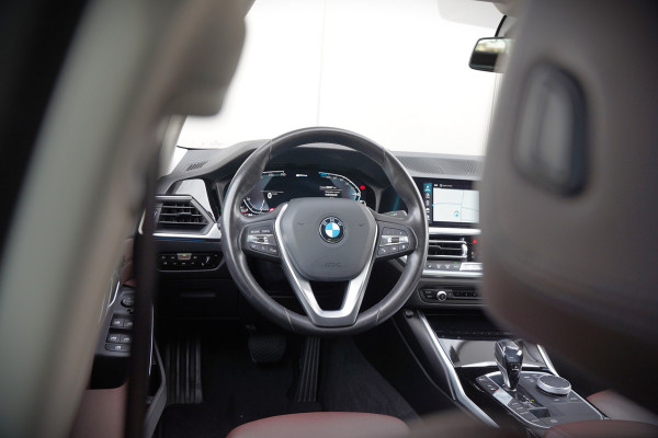 BMW 3-serie 330e eDrive Edition High Executive | Stoelverwarming | Navigatie | Apple Carplay | Parkeersensoren | Keyless | Cruise Control | LED | Leer | Trekhaak | Climate Control | SOH 89%