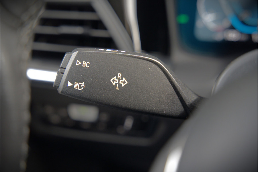 BMW 3-serie 330e eDrive Edition High Executive | Stoelverwarming | Navigatie | Apple Carplay | Parkeersensoren | Keyless | Cruise Control | LED | Leer | Trekhaak | Climate Control | SOH 89%