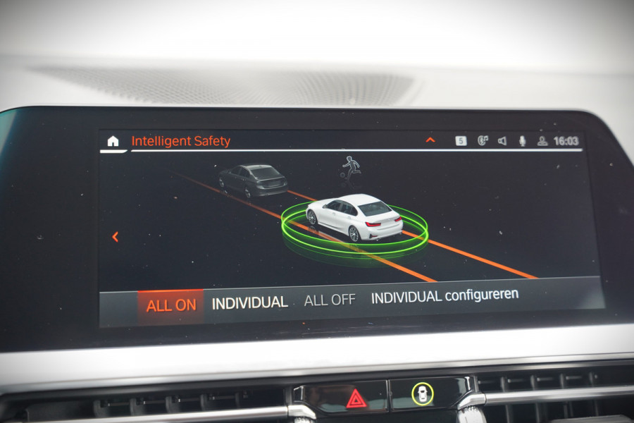 BMW 3-serie 330e eDrive Edition High Executive | Stoelverwarming | Navigatie | Apple Carplay | Parkeersensoren | Keyless | Cruise Control | LED | Leer | Trekhaak | Climate Control | SOH 89%