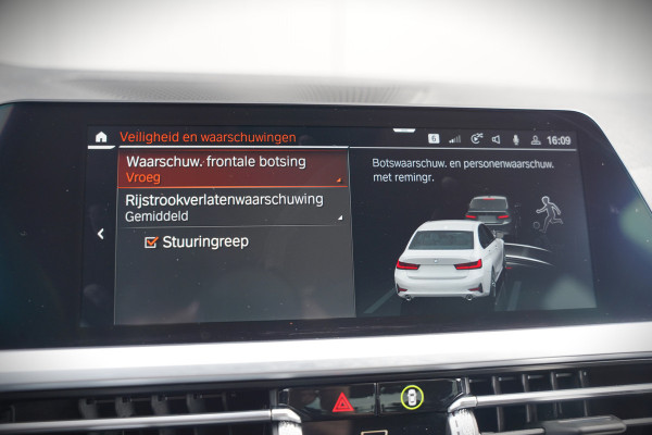 BMW 3-serie 330e eDrive Edition High Executive | Stoelverwarming | Navigatie | Apple Carplay | Parkeersensoren | Keyless | Cruise Control | LED | Leer | Trekhaak | Climate Control | SOH 89%