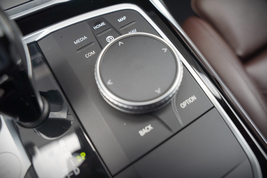 BMW 3-serie 330e eDrive Edition High Executive | Stoelverwarming | Navigatie | Apple Carplay | Parkeersensoren | Keyless | Cruise Control | LED | Leer | Trekhaak | Climate Control | SOH 89%