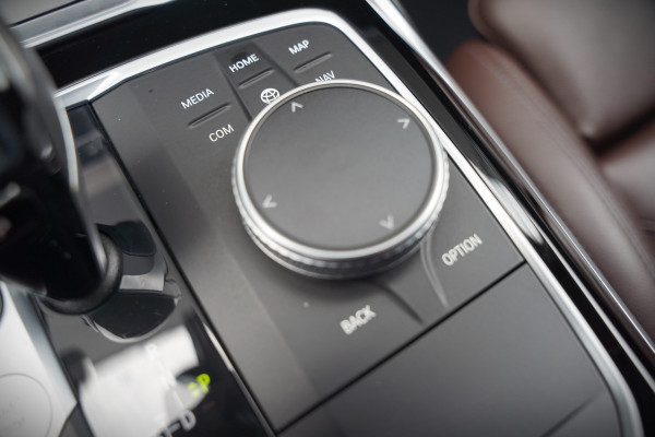 BMW 3-serie 330e eDrive Edition High Executive | Stoelverwarming | Navigatie | Apple Carplay | Parkeersensoren | Keyless | Cruise Control | LED | Leer | Trekhaak | Climate Control | SOH 89%