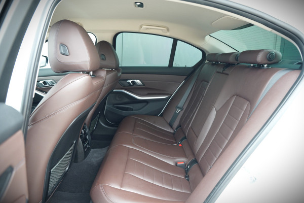 BMW 3-serie 330e eDrive Edition High Executive | Stoelverwarming | Navigatie | Apple Carplay | Parkeersensoren | Keyless | Cruise Control | LED | Leer | Trekhaak | Climate Control | SOH 89%