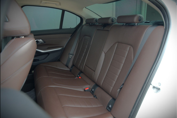 BMW 3-serie 330e eDrive Edition High Executive | Stoelverwarming | Navigatie | Apple Carplay | Parkeersensoren | Keyless | Cruise Control | LED | Leer | Trekhaak | Climate Control | SOH 89%