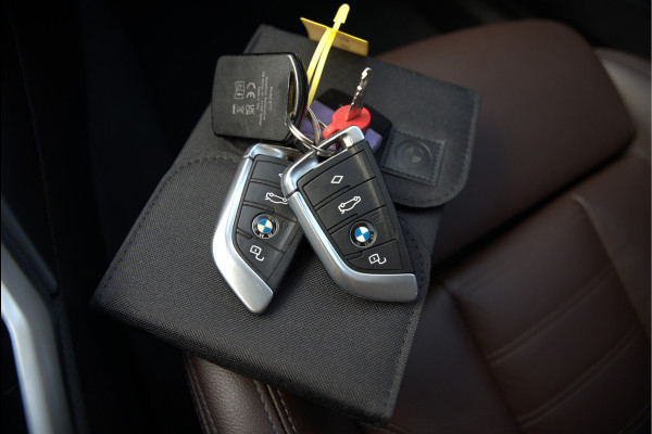 BMW 3-serie 330e eDrive Edition High Executive | Stoelverwarming | Navigatie | Apple Carplay | Parkeersensoren | Keyless | Cruise Control | LED | Leer | Trekhaak | Climate Control | SOH 89%