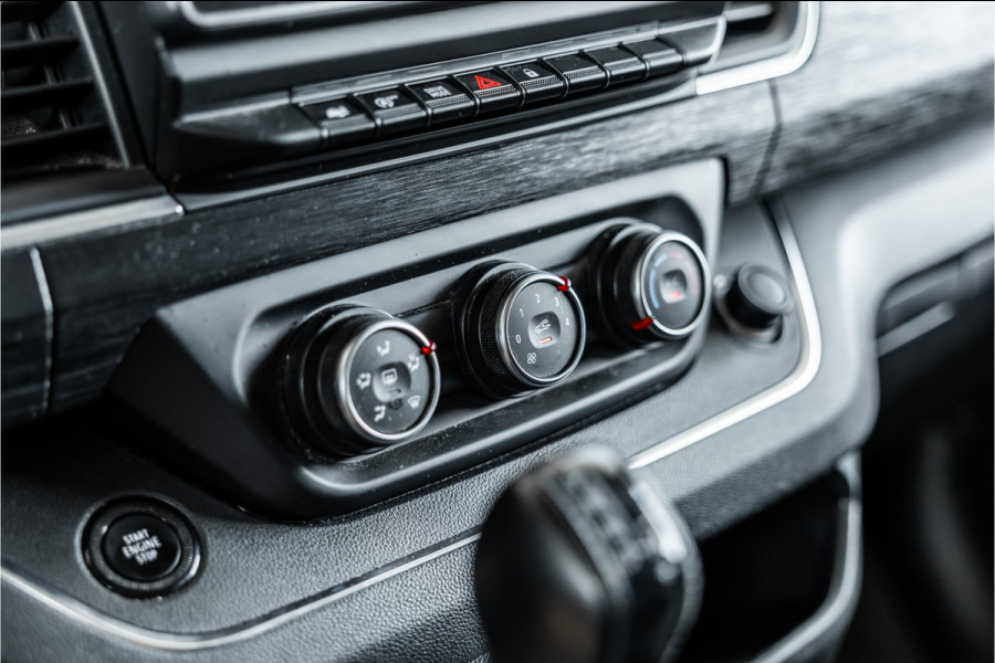 Renault Trafic 2.0 L2H1 150 PK DC | Dubbel cabine | 6-Zitter | Navigatie | Dodehoek | Camera | Trekhaak | CarPlay | Nieuwe APK | Trekhaak | Imperiaal | PDC V+A
