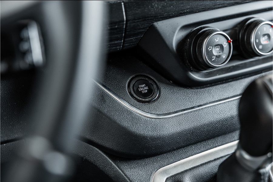 Renault Trafic 2.0 L2H1 150 PK DC | Dubbel cabine | 6-Zitter | Navigatie | Dodehoek | Camera | Trekhaak | CarPlay | Nieuwe APK | Trekhaak | Imperiaal | PDC V+A