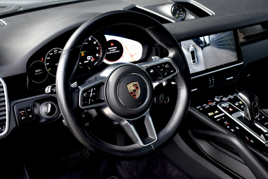 Porsche Cayenne Coupé 3.0 E-Hybrid Sport Chrono | Pano | 360 Camera | 21'' Wielen | Luchtvering | Stuurverwarming |  Stoel + Achterbankverwarming | LED Achterlichten donker |