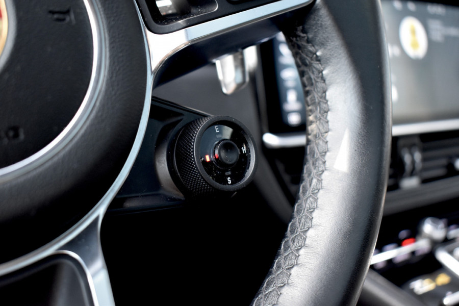 Porsche Cayenne Coupé 3.0 E-Hybrid Sport Chrono | Pano | 360 Camera | 21'' Wielen | Luchtvering | Stuurverwarming |  Stoel + Achterbankverwarming | LED Achterlichten donker |