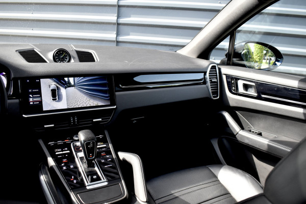 Porsche Cayenne Coupé 3.0 E-Hybrid Sport Chrono | Pano | 360 Camera | 21'' Wielen | Luchtvering | Stuurverwarming |  Stoel + Achterbankverwarming | LED Achterlichten donker |