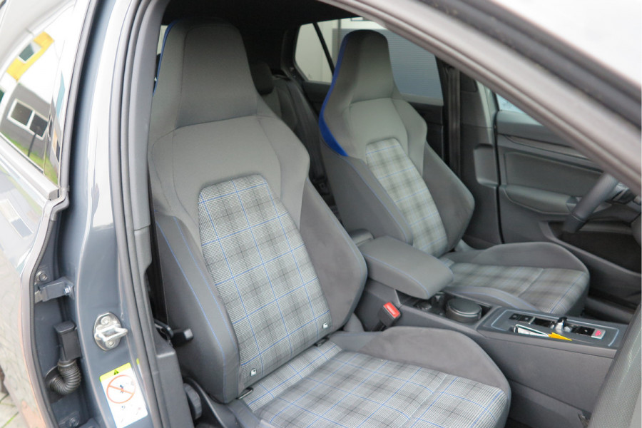Volkswagen Golf 1.4 eHybrid 245pk GTE ,SOH 93%. Trekhaak afneembaar,ACC, PDC, Virtual cockpit,Navi, DAB+ , Carplay , Zwarte hemelbekleding, 18"LMV etc.