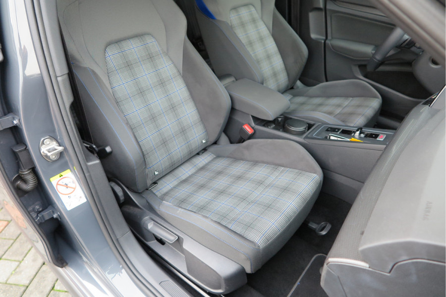 Volkswagen Golf 1.4 eHybrid 245pk GTE ,SOH 93%. Trekhaak afneembaar,ACC, PDC, Virtual cockpit,Navi, DAB+ , Carplay , Zwarte hemelbekleding, 18"LMV etc.