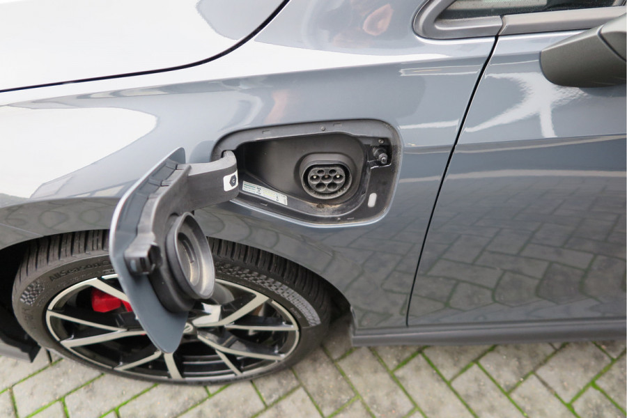 Volkswagen Golf 1.4 eHybrid 245pk GTE ,SOH 93%. Trekhaak afneembaar,ACC, PDC, Virtual cockpit,Navi, DAB+ , Carplay , Zwarte hemelbekleding, 18"LMV etc.