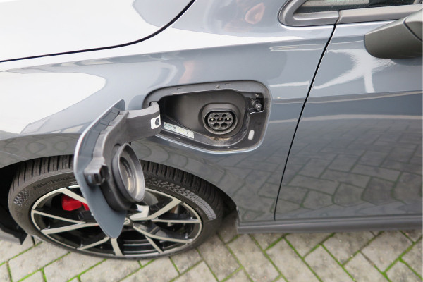 Volkswagen Golf 1.4 eHybrid 245pk GTE ,SOH 93%. Trekhaak afneembaar,ACC, PDC, Virtual cockpit,Navi, DAB+ , Carplay , Zwarte hemelbekleding, 18"LMV etc.