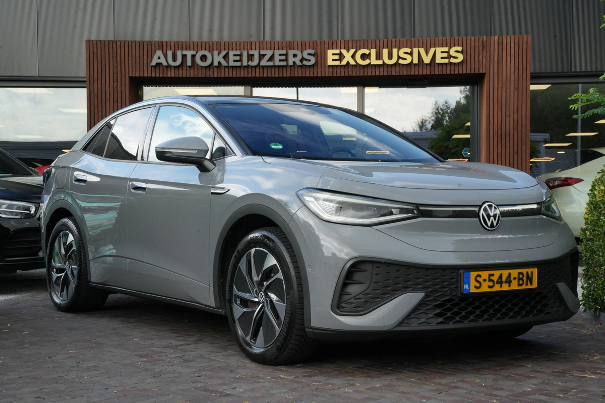 Volkswagen ID.5 Pro 77 kWh Warmtepomp Emergency braking DAB Stuurwiel verwarmd Sfeerverlichting Verkeersborddetectie Getint glas Grootlicht ass. Botsherkenning Navi