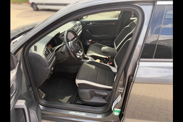 Volkswagen T-Roc 1.5 TSI Sport | DSG | Stoelverwarming | Adaptive Cruise Control | Camera | Trekhaak | Navigatie | LED | Grootlichtassistent | Climate Control | Digitale Tellers | Elektrische Achterklep