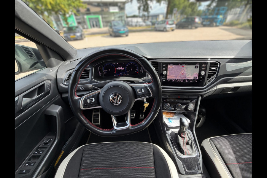 Volkswagen T-Roc 1.5 TSI Sport | DSG | Stoelverwarming | Adaptive Cruise Control | Camera | Trekhaak | Navigatie | LED | Grootlichtassistent | Climate Control | Digitale Tellers | Elektrische Achterklep