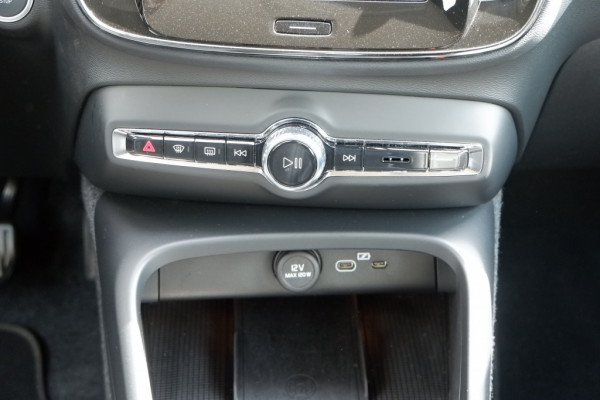 Volvo XC40 2.0 B3 Core Mild-Hybrid / INCL. Fabrieks-garantie / Verkoopklaar
