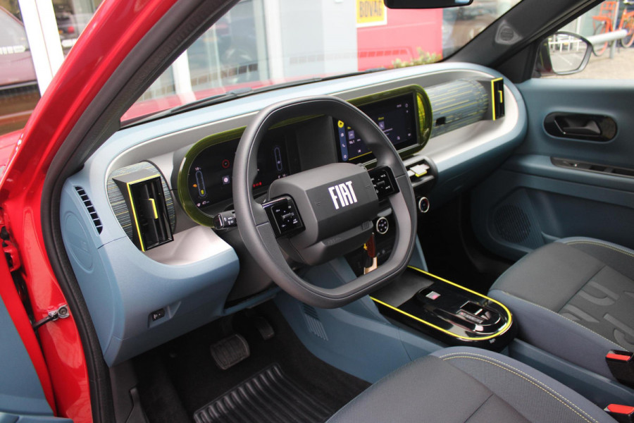 Fiat Grande Panda RED 113PK 11 kW 44 kWh | 3-FASE | APPLE CARPLAY/ANDROID AUTO | CRUISE CONTROL | AIRCO | PARKEERSENSOREN ACHTER | LED KOPLAMPEN | SPORTIEVE VELGEN 16" | DAB+ RADIO | DIGITAAL DASHBOARD | ELEKTRISCHE RAMEN VOOR / ACHTER |