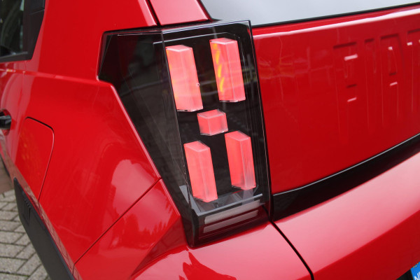 Fiat Grande Panda RED 113PK 11 kW 44 kWh | 3-FASE | APPLE CARPLAY/ANDROID AUTO | CRUISE CONTROL | AIRCO | PARKEERSENSOREN ACHTER | LED KOPLAMPEN | SPORTIEVE VELGEN 16" | DAB+ RADIO | DIGITAAL DASHBOARD | ELEKTRISCHE RAMEN VOOR / ACHTER |