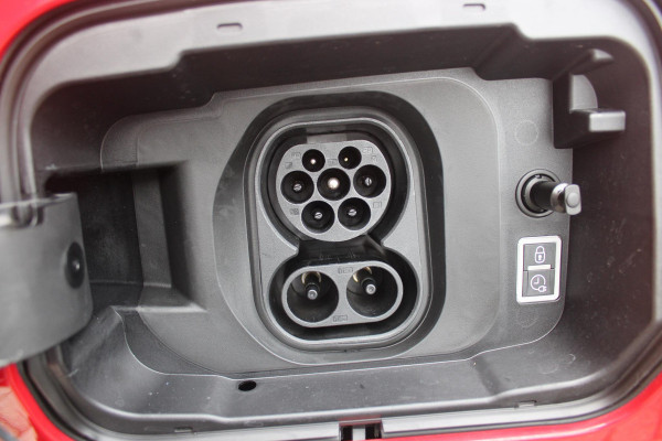 Fiat Grande Panda RED 113PK 11 kW 44 kWh | 3-FASE | APPLE CARPLAY/ANDROID AUTO | CRUISE CONTROL | AIRCO | PARKEERSENSOREN ACHTER | LED KOPLAMPEN | SPORTIEVE VELGEN 16" | DAB+ RADIO | DIGITAAL DASHBOARD | ELEKTRISCHE RAMEN VOOR / ACHTER |