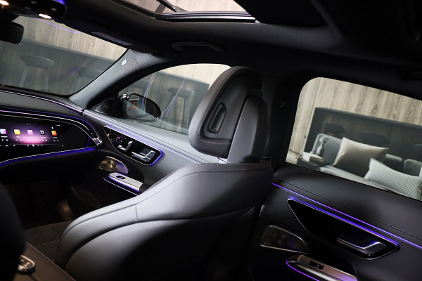 Mercedes-Benz E-Klasse 300 e AMG 53 Look / Head Up / Luchtvering / Burmester 4D / HYPERSCREEN / Acc / Memory / Open Pano / 20 Inch