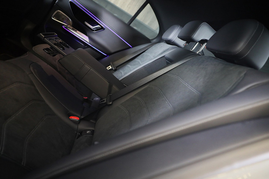 Mercedes-Benz E-Klasse 300 e AMG 53 Look / Head Up / Luchtvering / Burmester 4D / HYPERSCREEN / Acc / Memory / Open Pano / 20 Inch