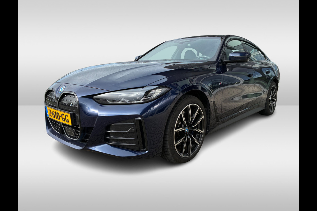 BMW i4 eDrive35 High Executive 70 kWh / Trekhaak / Schuifdak / 360Camera / Head-up / Harman Kardon / Leder / 19'' / Keyless / Sfeerverlichting / Stuur+Stoelverwarming / Dodehoek / DAB / ACC