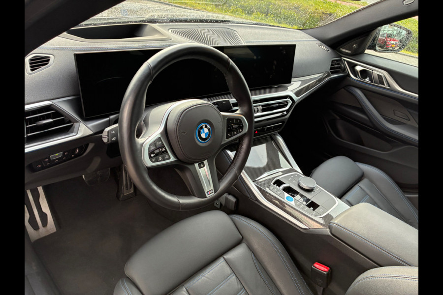 BMW i4 eDrive35 High Executive 70 kWh / Trekhaak / Schuifdak / 360Camera / Head-up / Harman Kardon / Leder / 19'' / Keyless / Sfeerverlichting / Stuur+Stoelverwarming / Dodehoek / DAB / ACC