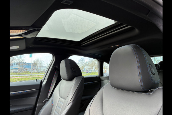 BMW i4 eDrive35 High Executive 70 kWh / Trekhaak / Schuifdak / 360Camera / Head-up / Harman Kardon / Leder / 19'' / Keyless / Sfeerverlichting / Stuur+Stoelverwarming / Dodehoek / DAB / ACC