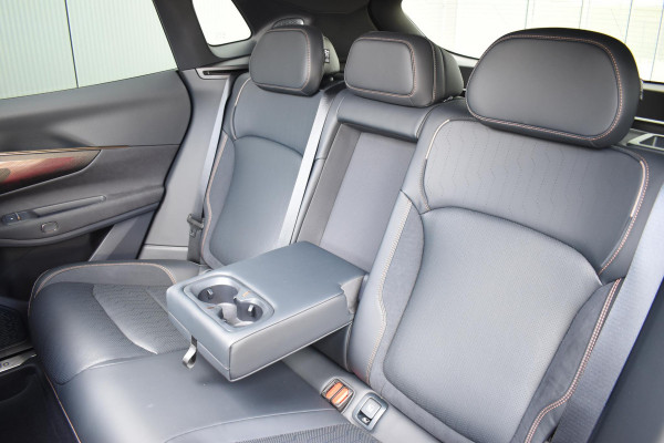 Lynk & Co 08 350PK Automaat More / Stoelventilatie / Massage / Adaptieve cruise control / Panoramadak / Stoelverwarming / Harman Kardon audio / Apple carplay / Parkeersensoren met 360 camera / Elektrische stoelen / BLIS