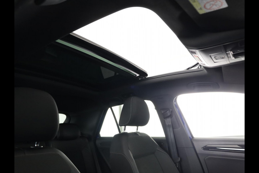 Volkswagen T-Roc 1.5 TSI R-Line 150 pk Automaat (DSG) | Verlengde garantie | Navigatie | Panoramadak | Trekhaak (afneembaar) | Parkeersensoren (Park assist) | Achteruitrijcamera | Black Style pakket | R-Line |