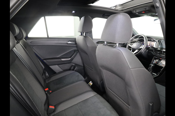 Volkswagen T-Roc 1.5 TSI R-Line 150 pk Automaat (DSG) | Verlengde garantie | Navigatie | Panoramadak | Trekhaak (afneembaar) | Parkeersensoren (Park assist) | Achteruitrijcamera | Black Style pakket | R-Line |